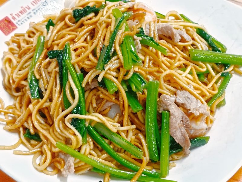 หมี่เบตงผัดเส้นสีเหลืองกับผักคะน้าและหมูชิ้น