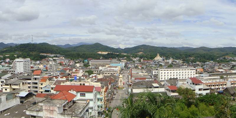 บ้านเรือนและตึกแถวของเมืองเบตงแผ่กว้างในหุบเขา มีภูเขาเขียวล้อมรอบ