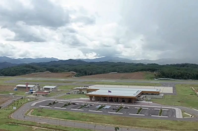 มุมสูงอาคารผู้โดยสารและลานจอดรถของสนามบินเบตงท่ามกลางเนินเขา